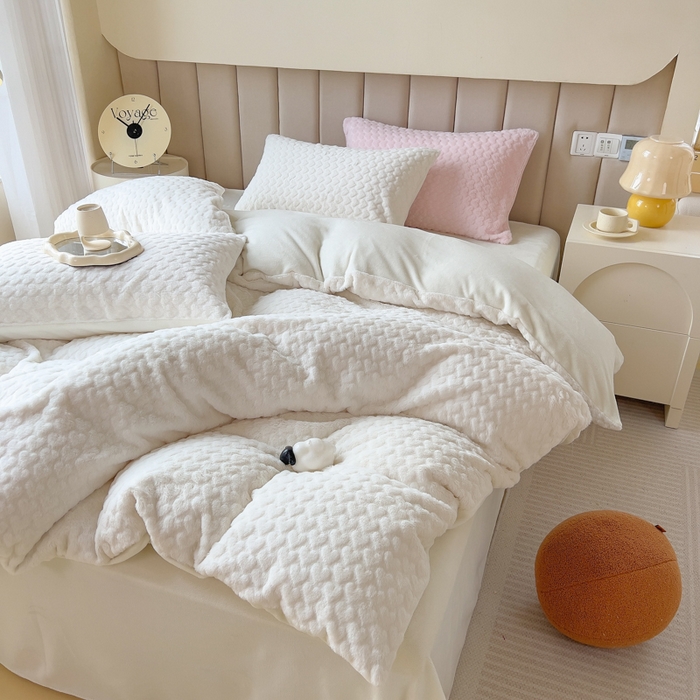 91家纺网 家纺一手货源 找家纺 印季家纺 2025新款爱心款压花兔毛绒四件套 奶白