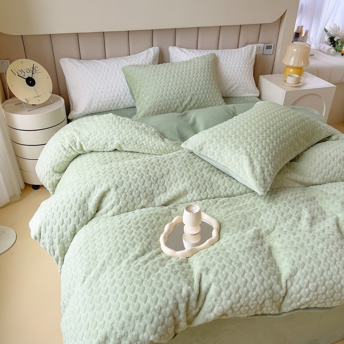 91家纺网 家纺一手货源 找家纺 印季家纺 2025新款爱心款压花兔毛绒四件套 水绿