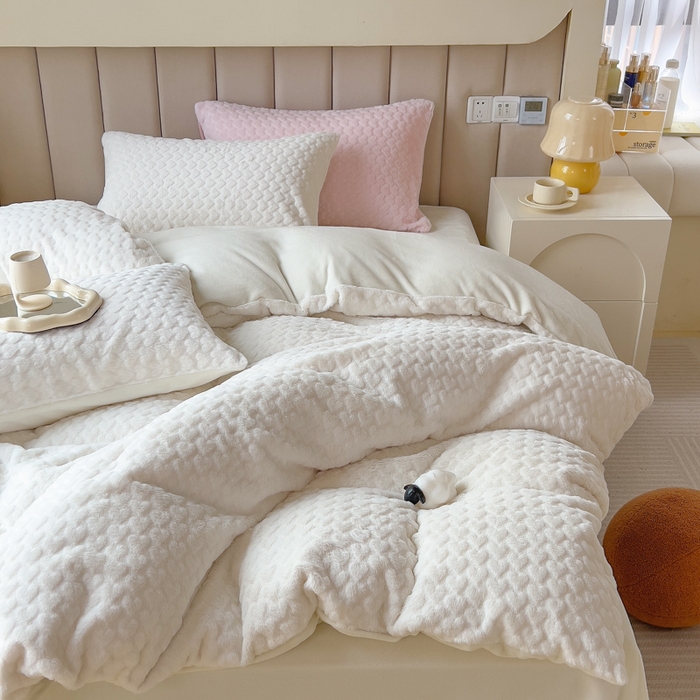 91家纺网 家纺一手货源 找家纺 印季家纺 2025新款爱心款压花兔毛绒四件套 奶白