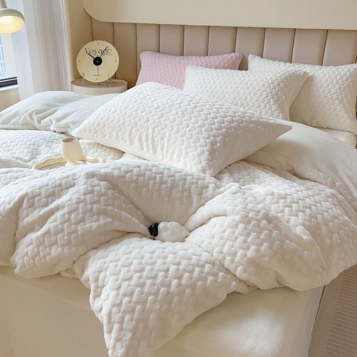 91家纺网 家纺一手货源 找家纺 印季家纺 2025新款爱心款压花兔毛绒四件套 奶白