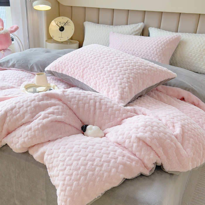 91家纺网 家纺一手货源 找家纺 印季家纺 2025新款爱心款压花兔毛绒四件套 少女粉-灰