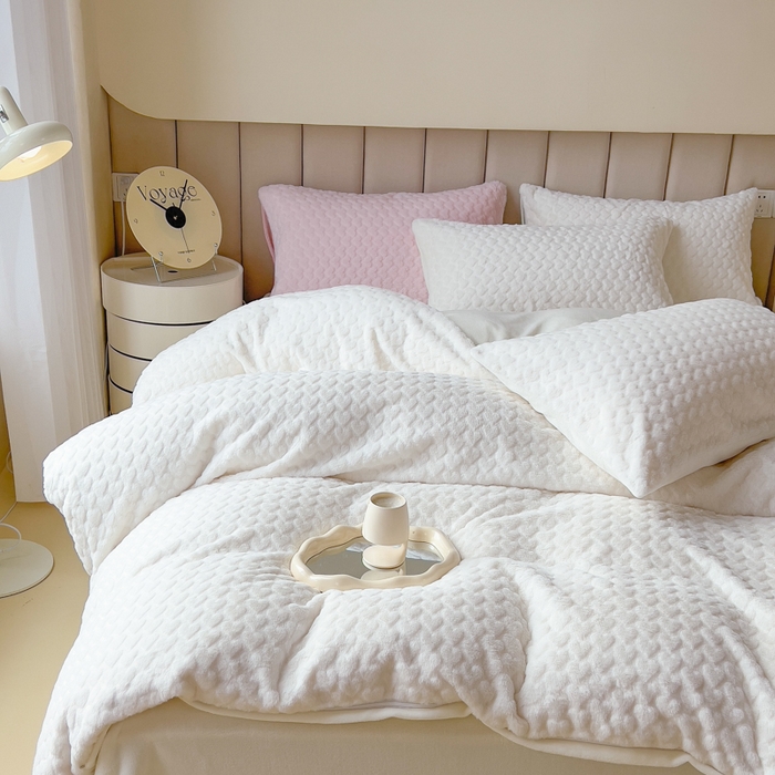 91家纺网 家纺一手货源 找家纺 印季家纺 2025新款爱心款压花兔毛绒四件套 奶白