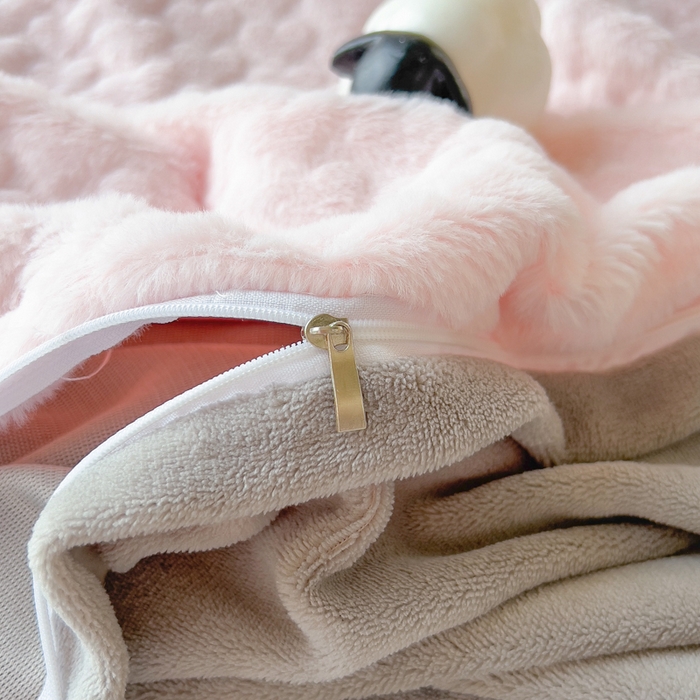 91家纺网 家纺一手货源 找家纺 印季家纺 2025新款爱心款压花兔毛绒四件套 少女粉-灰