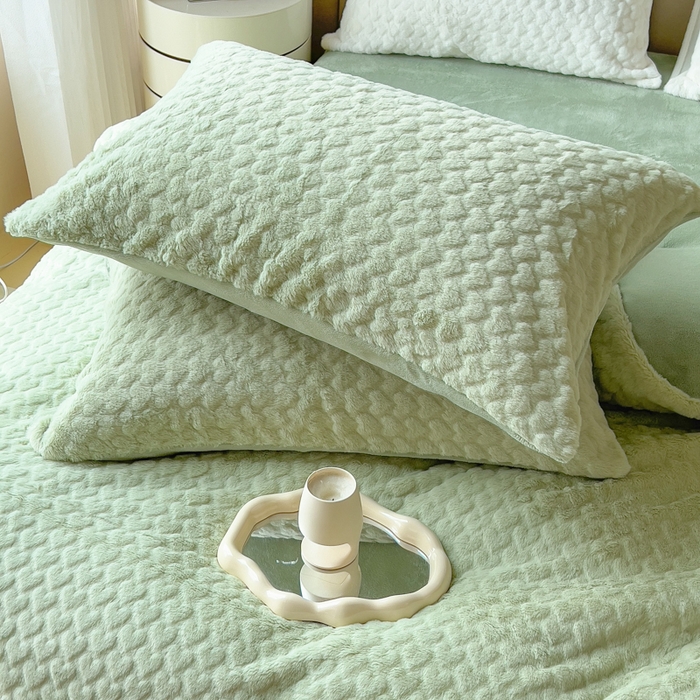 91家纺网 家纺一手货源 找家纺 印季家纺 2025新款爱心款压花兔毛绒四件套 水绿