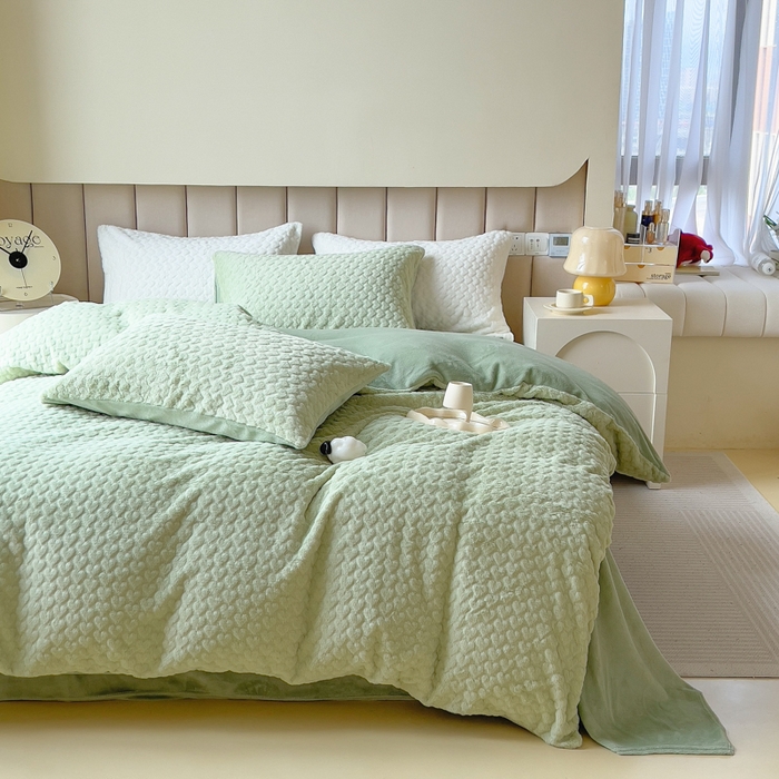 91家纺网 家纺一手货源 找家纺 印季家纺 2025新款爱心款压花兔毛绒四件套 水绿