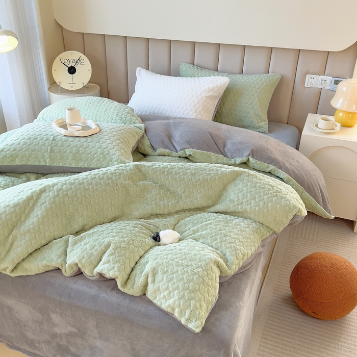 91家纺网 家纺一手货源 找家纺 印季家纺 2025新款爱心款压花兔毛绒四件套 水绿-灰