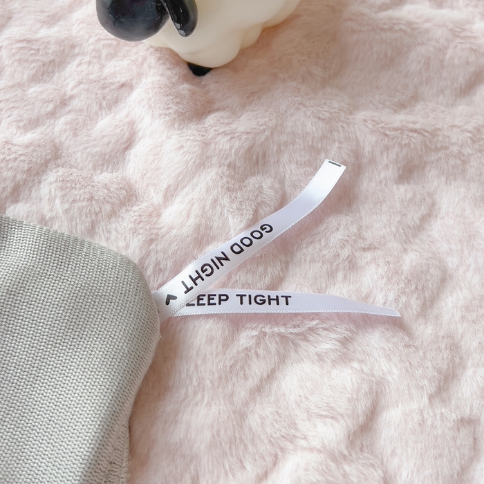 91家纺网 家纺一手货源 找家纺 印季家纺 2025新款爱心款压花兔毛绒四件套 少女粉-灰