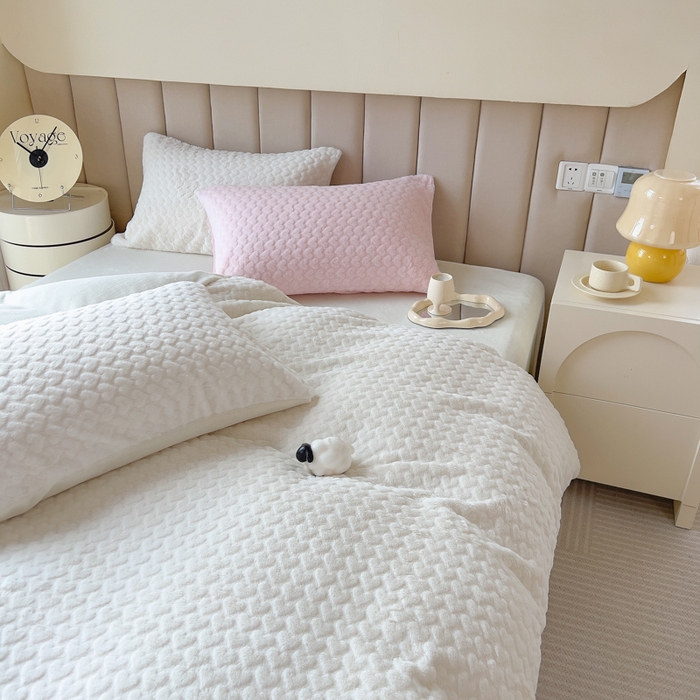 91家纺网 家纺一手货源 找家纺 印季家纺 2025新款爱心款压花兔毛绒四件套 奶白