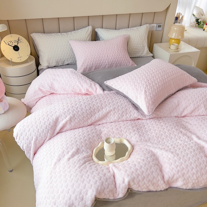 91家纺网 家纺一手货源 找家纺 印季家纺 2025新款爱心款压花兔毛绒四件套 少女粉-灰