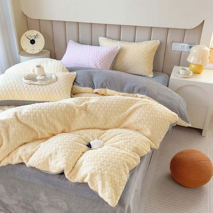 91家纺网 家纺一手货源 找家纺 印季家纺 2025新款爱心款压花兔毛绒四件套 鹅黄-灰