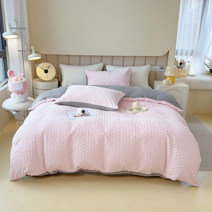 91家纺网 家纺一手货源 找家纺 印季家纺 2025新款爱心款压花兔毛绒四件套 少女粉-灰