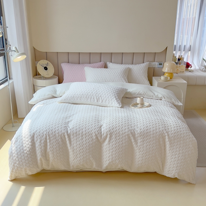 91家纺网 家纺一手货源 找家纺 印季家纺 2025新款爱心款压花兔毛绒四件套 奶白