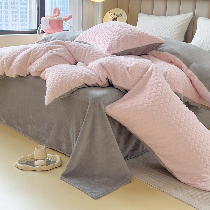 91家纺网 家纺一手货源 找家纺 印季家纺 2025新款爱心款压花兔毛绒四件套 少女粉-灰