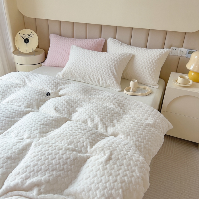 91家纺网 家纺一手货源 找家纺 印季家纺 2025新款爱心款压花兔毛绒四件套 奶白