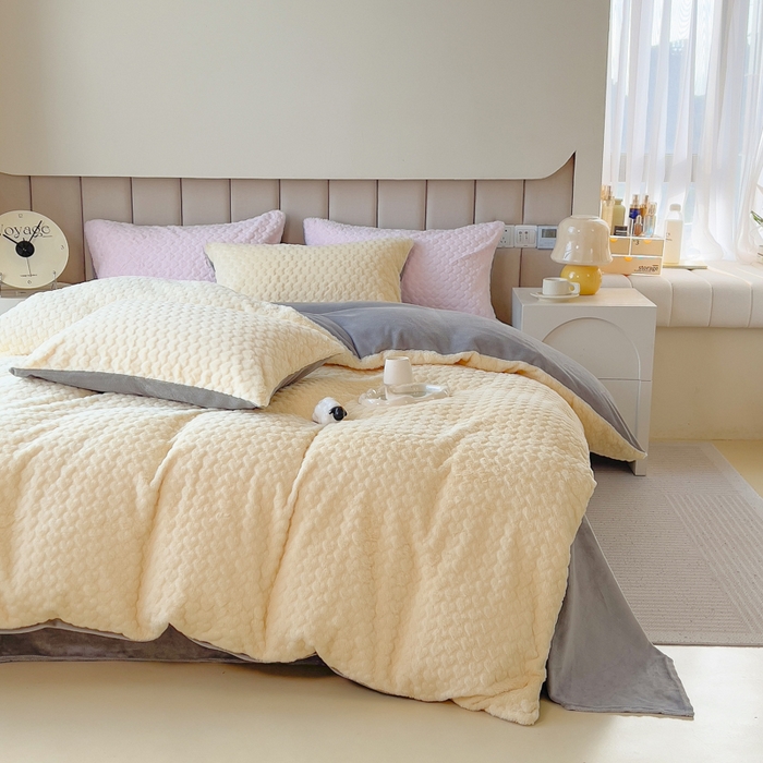 91家纺网 家纺一手货源 找家纺 印季家纺 2025新款爱心款压花兔毛绒四件套 鹅黄-灰