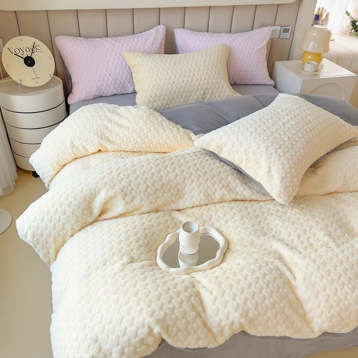 91家纺网 家纺一手货源 找家纺 印季家纺 2025新款爱心款压花兔毛绒四件套 鹅黄-灰