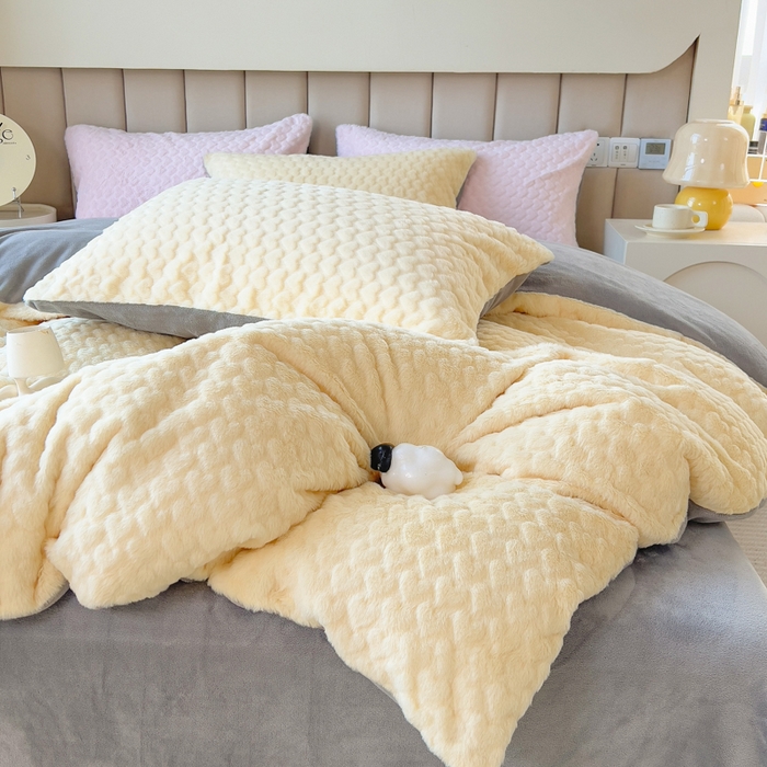 91家纺网 家纺一手货源 找家纺 印季家纺 2025新款爱心款压花兔毛绒四件套 鹅黄-灰