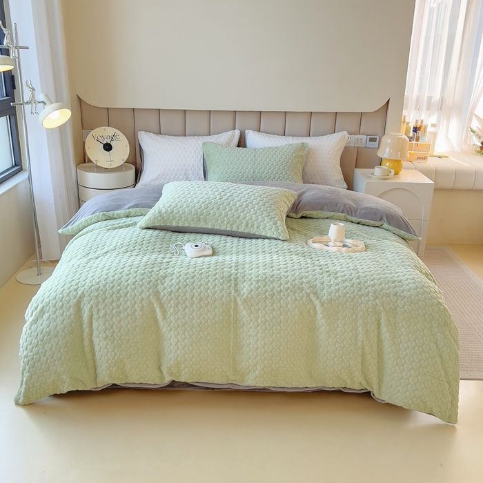 91家纺网 家纺一手货源 找家纺 印季家纺 2025新款爱心款压花兔毛绒四件套 水绿-灰