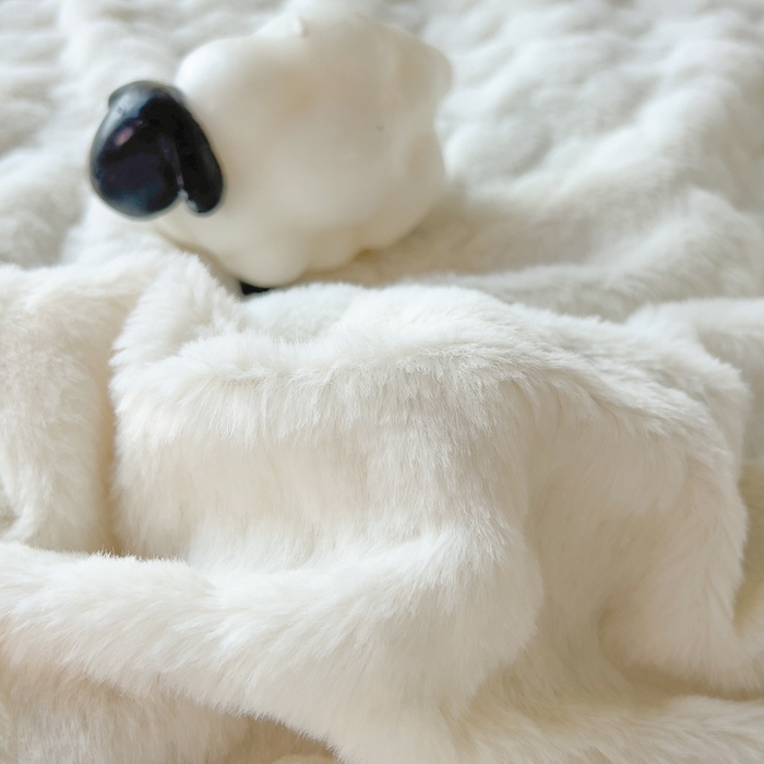 91家纺网 家纺一手货源 找家纺 印季家纺 2025新款爱心款压花兔毛绒四件套 奶白-灰