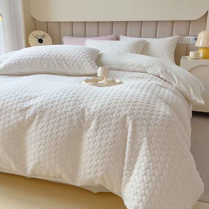 91家纺网 家纺一手货源 找家纺 印季家纺 2025新款爱心款压花兔毛绒四件套 奶白