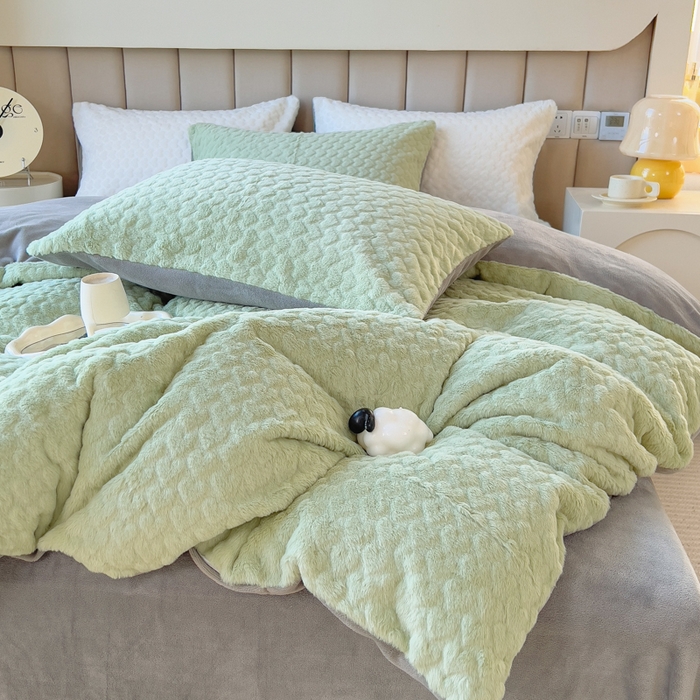 91家纺网 家纺一手货源 找家纺 印季家纺 2025新款爱心款压花兔毛绒四件套 水绿-灰