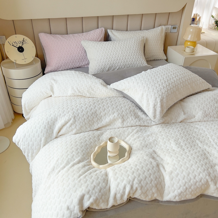 91家纺网 家纺一手货源 找家纺 印季家纺 2025新款爱心款压花兔毛绒四件套 奶白-灰