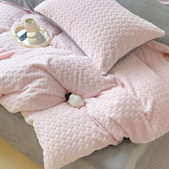 91家纺网 家纺一手货源 找家纺 印季家纺 2025新款爱心款压花兔毛绒四件套 少女粉-灰