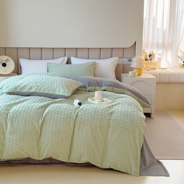 91家纺网 家纺一手货源 找家纺 印季家纺 2025新款爱心款压花兔毛绒四件套 水绿-灰