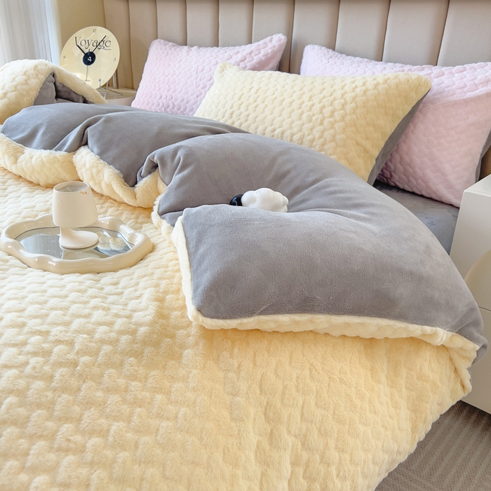 91家纺网 家纺一手货源 找家纺 印季家纺 2025新款爱心款压花兔毛绒四件套 鹅黄-灰