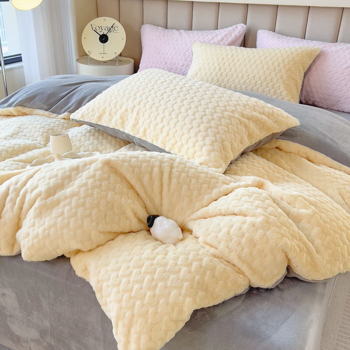 91家纺网 家纺一手货源 找家纺 印季家纺 2025新款爱心款压花兔毛绒四件套 鹅黄-灰