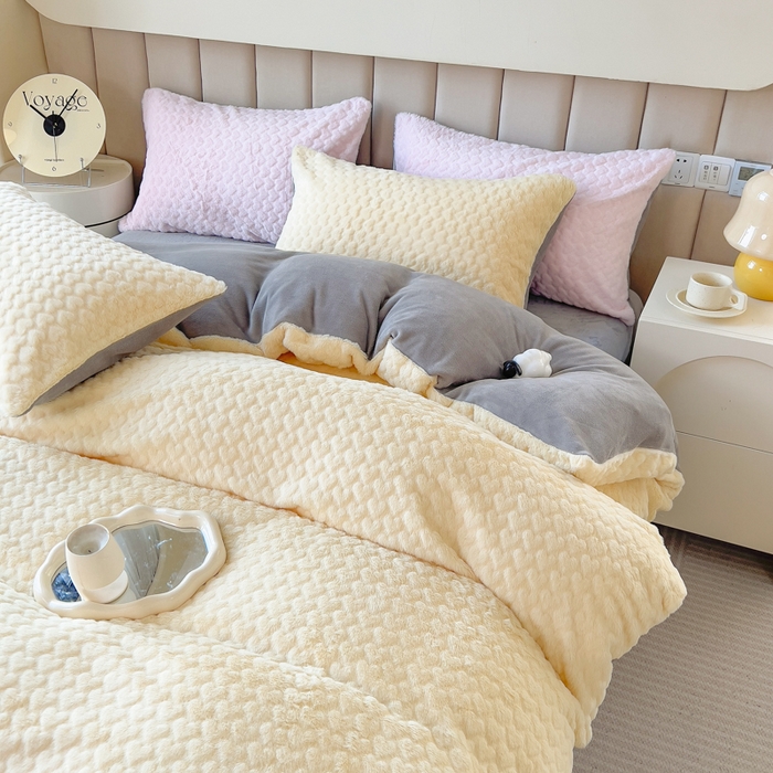 91家纺网 家纺一手货源 找家纺 印季家纺 2025新款爱心款压花兔毛绒四件套 鹅黄-灰