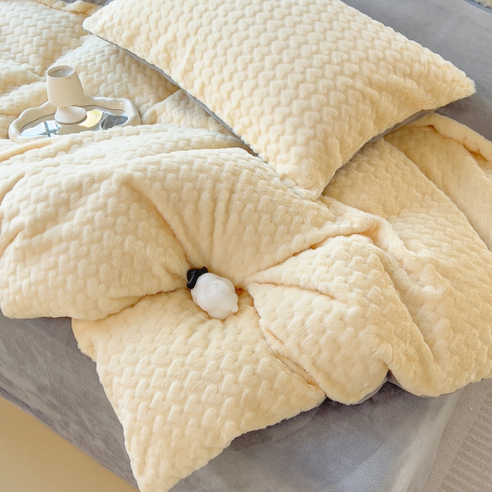 91家纺网 家纺一手货源 找家纺 印季家纺 2025新款爱心款压花兔毛绒四件套 鹅黄-灰