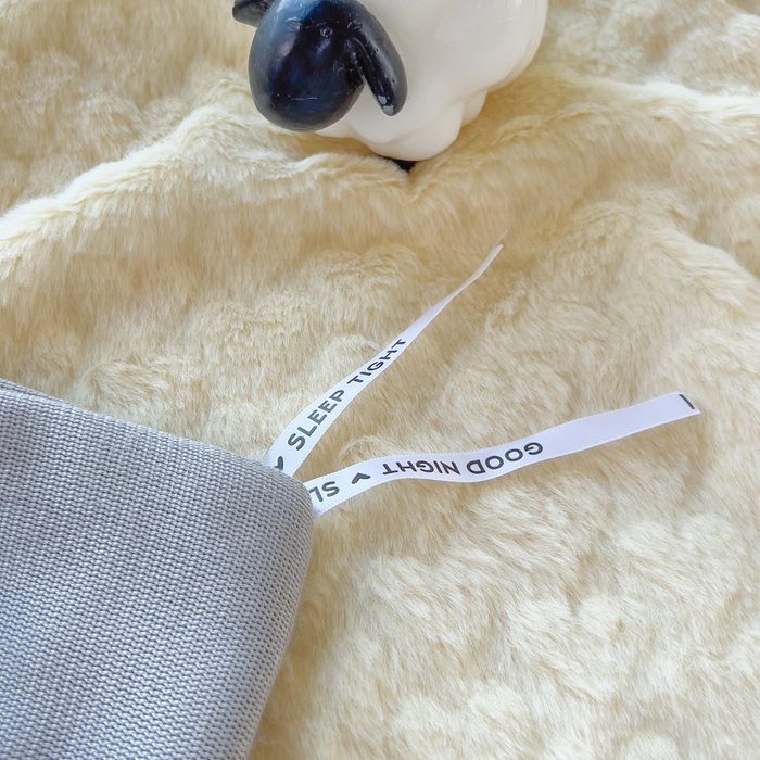 91家纺网 家纺一手货源 找家纺 印季家纺 2025新款爱心款压花兔毛绒四件套 鹅黄-灰