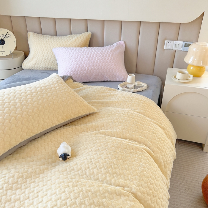 91家纺网 家纺一手货源 找家纺 印季家纺 2025新款爱心款压花兔毛绒四件套 鹅黄-灰