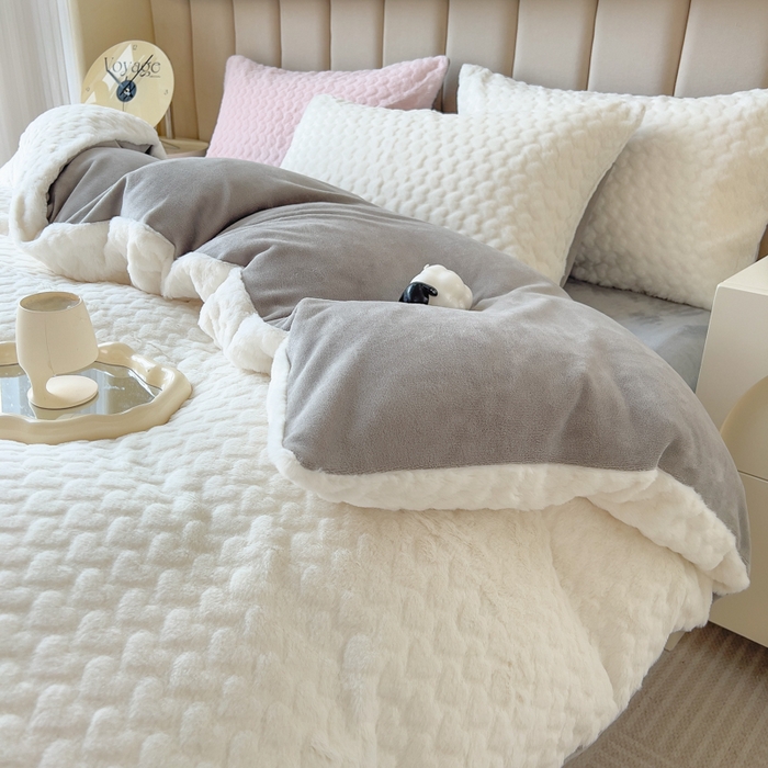 91家纺网 家纺一手货源 找家纺 印季家纺 2025新款爱心款压花兔毛绒四件套 奶白-灰