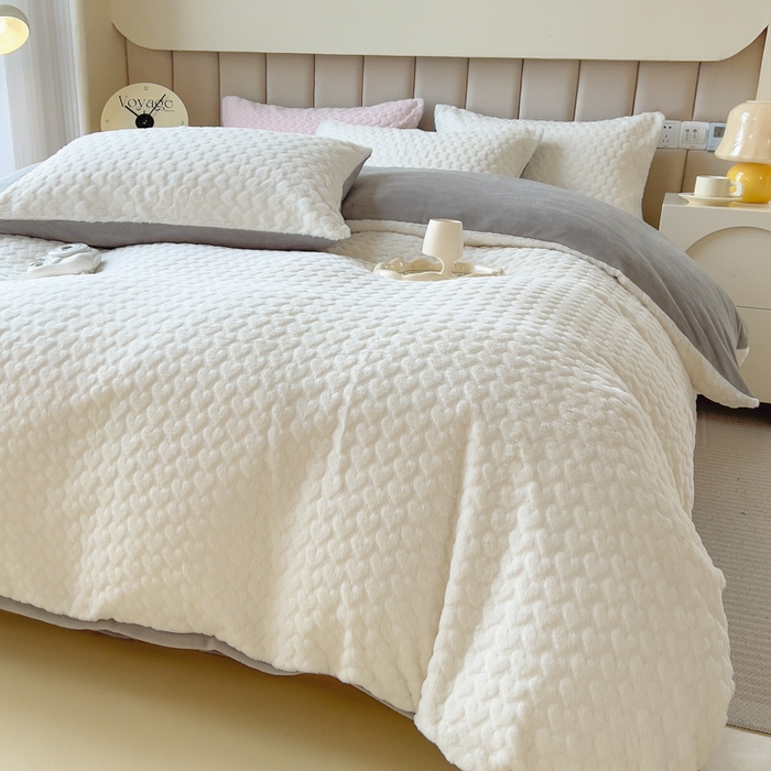 91家纺网 家纺一手货源 找家纺 印季家纺 2025新款爱心款压花兔毛绒四件套 奶白-灰