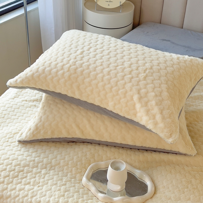 91家纺网 家纺一手货源 找家纺 印季家纺 2025新款爱心款压花兔毛绒四件套 鹅黄-灰