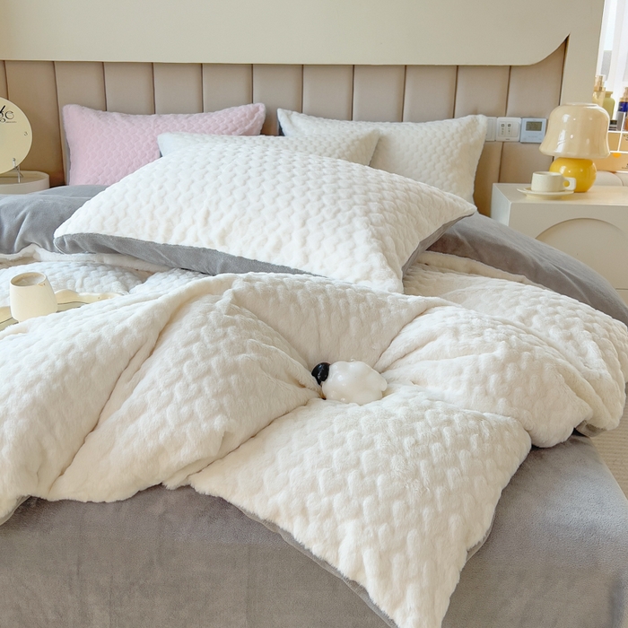 91家纺网 家纺一手货源 找家纺 印季家纺 2025新款爱心款压花兔毛绒四件套 奶白-灰