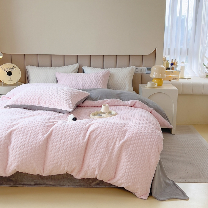 91家纺网 家纺一手货源 找家纺 印季家纺 2025新款爱心款压花兔毛绒四件套 少女粉-灰