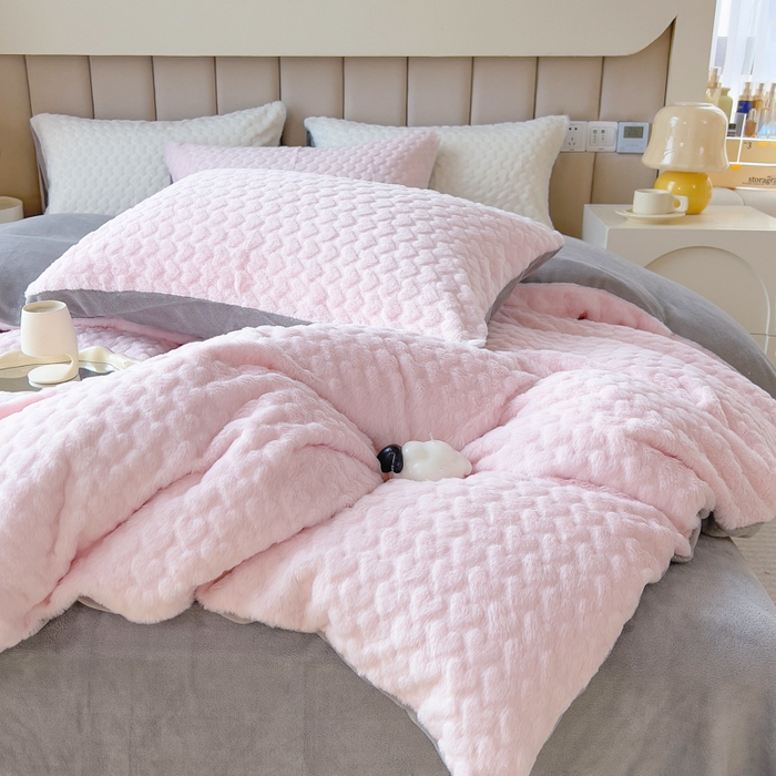 91家纺网 家纺一手货源 找家纺 印季家纺 2025新款爱心款压花兔毛绒四件套 少女粉-灰