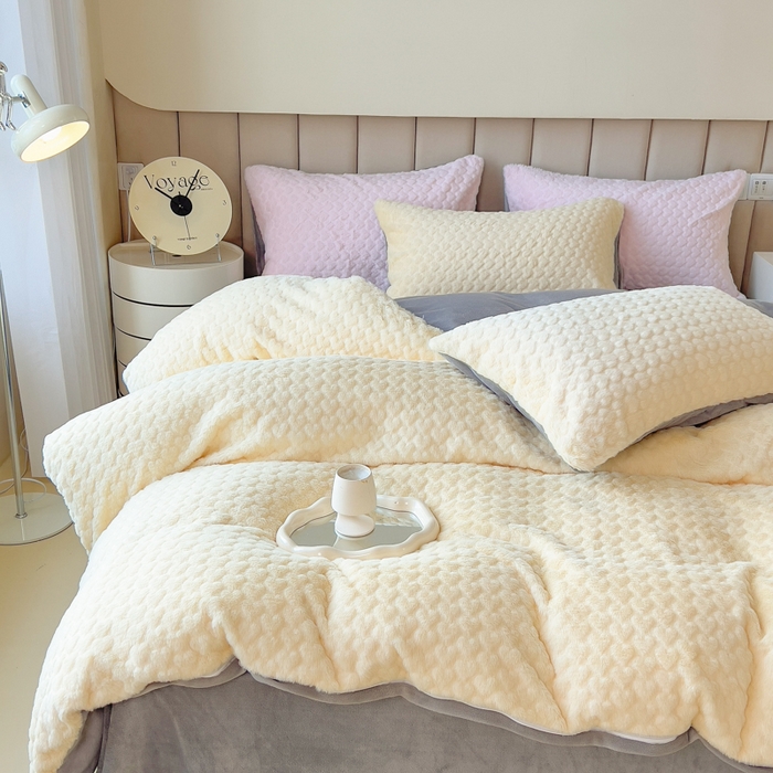 91家纺网 家纺一手货源 找家纺 印季家纺 2025新款爱心款压花兔毛绒四件套 鹅黄-灰