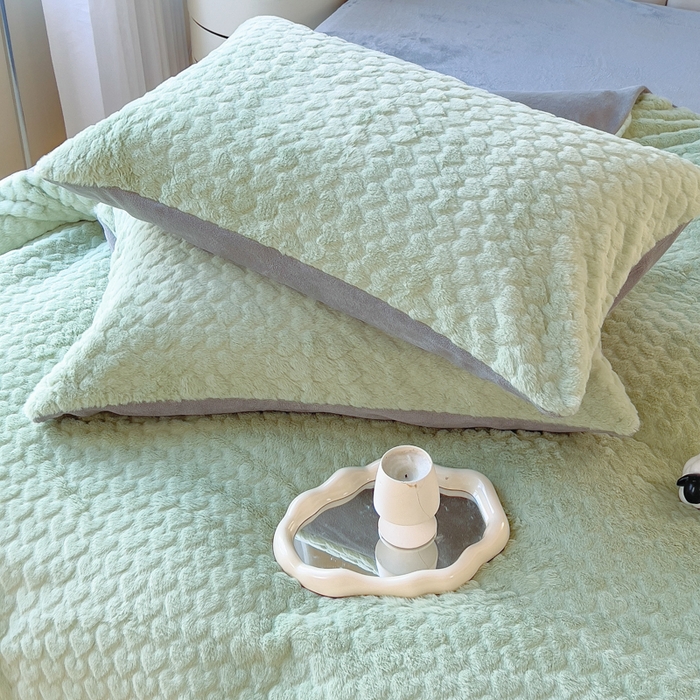 91家纺网 家纺一手货源 找家纺 印季家纺 2025新款爱心款压花兔毛绒四件套 水绿-灰