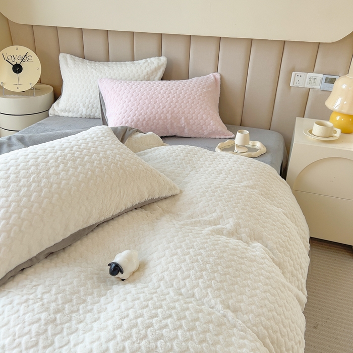 91家纺网 家纺一手货源 找家纺 印季家纺 2025新款爱心款压花兔毛绒四件套 奶白-灰