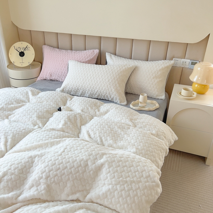 91家纺网 家纺一手货源 找家纺 印季家纺 2025新款爱心款压花兔毛绒四件套 奶白-灰