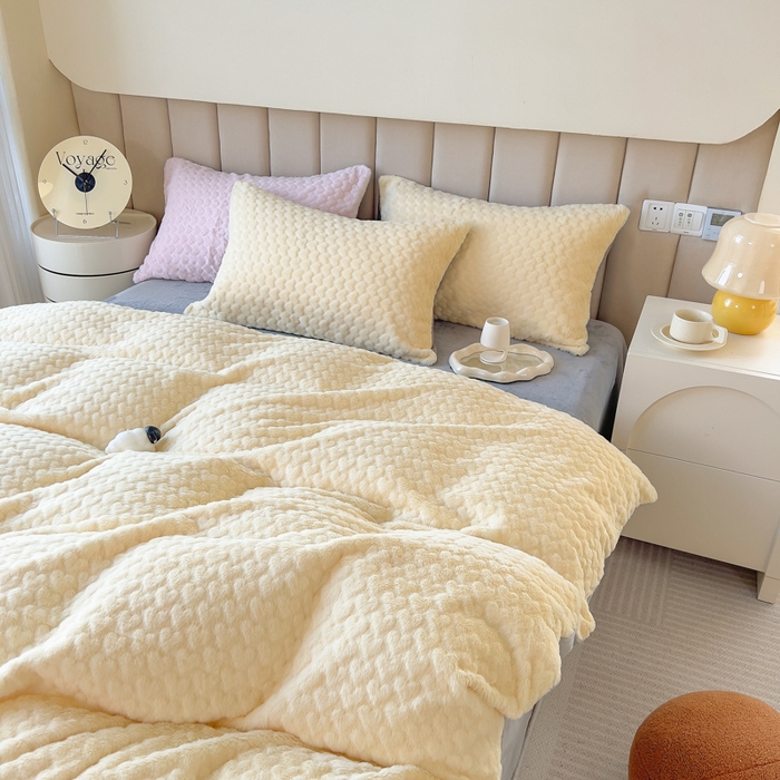 91家纺网 家纺一手货源 找家纺 印季家纺 2025新款爱心款压花兔毛绒四件套 鹅黄-灰