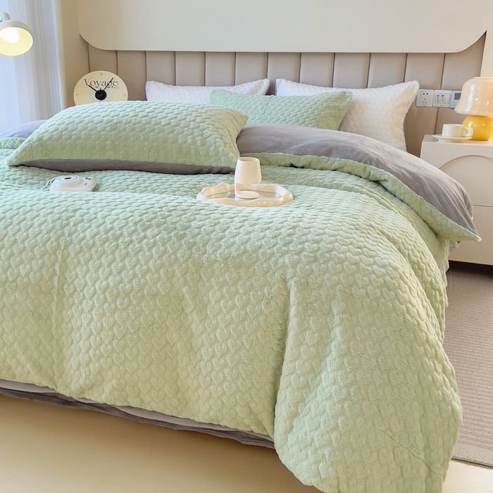 91家纺网 家纺一手货源 找家纺 印季家纺 2025新款爱心款压花兔毛绒四件套 水绿-灰