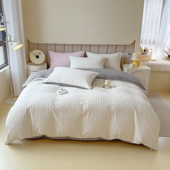 91家纺网 家纺一手货源 找家纺 印季家纺 2025新款爱心款压花兔毛绒四件套 奶白-灰