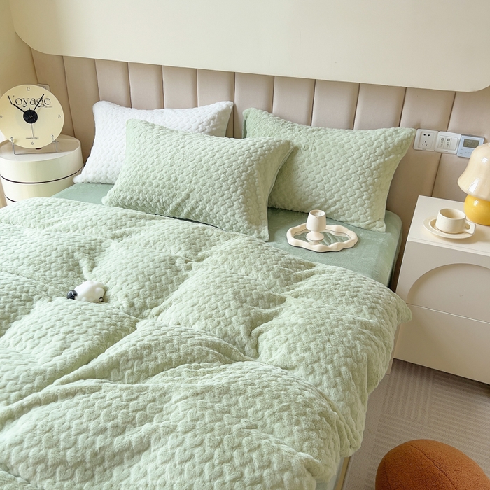 91家纺网 家纺一手货源 找家纺 印季家纺 2025新款爱心款压花兔毛绒四件套 水绿