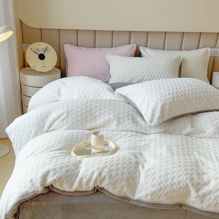 91家纺网 家纺一手货源 找家纺 印季家纺 2025新款爱心款压花兔毛绒四件套 奶白-灰