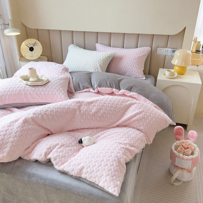 91家纺网 家纺一手货源 找家纺 印季家纺 2025新款爱心款压花兔毛绒四件套 少女粉-灰